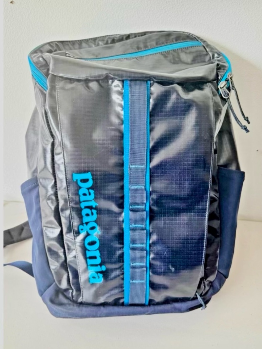 Patagonia Black Hole Pack 25L Backpack Blue Trim Weather Resistant Daypack NWOT
